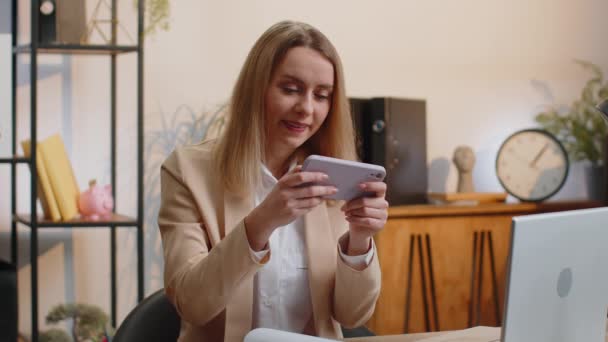Junge Unternehmerinnen Spielen Auf Dem Smartphone Spannende Mobile Anwendung Feiern — Stockvideo