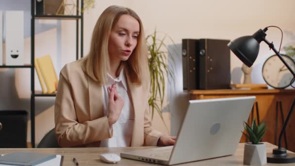 Ofisinin Bilgisayarında Çalışan Genç Bir Kadını Çalışanlarıyla Online Haberleşme Videosu — Stok video