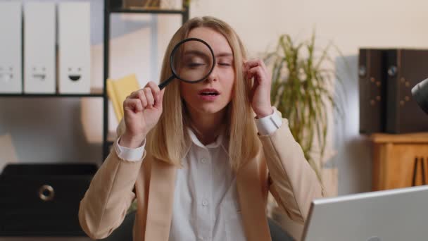 Investigator Researcher Scientist Businesswoman Working Office Holding Magnifying Glass Face — стоковое видео
