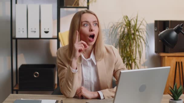 Podekscytowana Bizneswoman Dotykająca Głowy Pokazująca Wybuch Wyglądająca Zmartwioną Zszokowaną Profesjonalna — Wideo stockowe