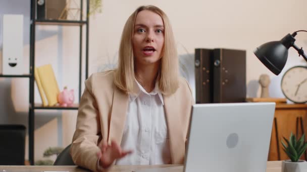 Seni Seçiyorum Genç Pozitif Kadını Programcı Yazılım Geliştirici Ofis Bilgisayarında — Stok video