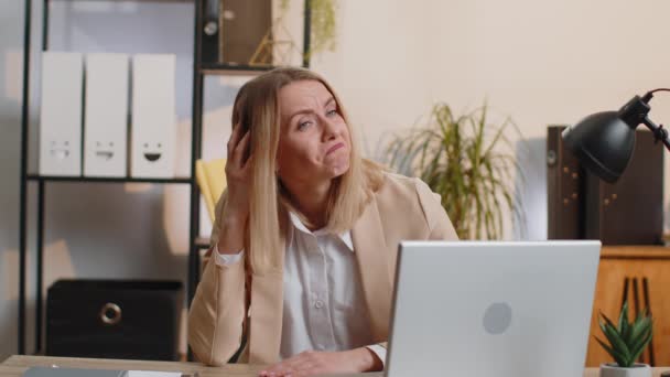 Diyecegimi Bilmiyorum Yerinde Dizüstü Bilgisayarla Çalışan Kafası Karışık Bir Kadını — Stok video