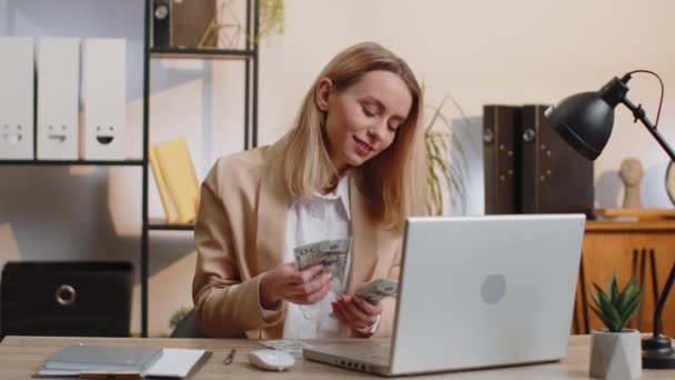 Reiche Geschäftsfrau Die Laptop Arbeitet Und Geld Bar Zählt Berechnet — Stockvideo