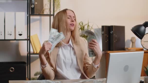 Szczęśliwy Biznes Kobieta Dziewczyna Trzyma Fanem Gotówki Banknotów Dolara Świętować — Wideo stockowe