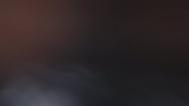 Çok renkli ışık siyah arkaplanda 4K görüntü sızdırıyor. Stüdyoda gaz sızıntısı var. Doğal aydınlatma ışınları bokeh etkisi. Çekimlerinizi birleştirmek, videoyu biçimlendirmek, geçişlerinizi