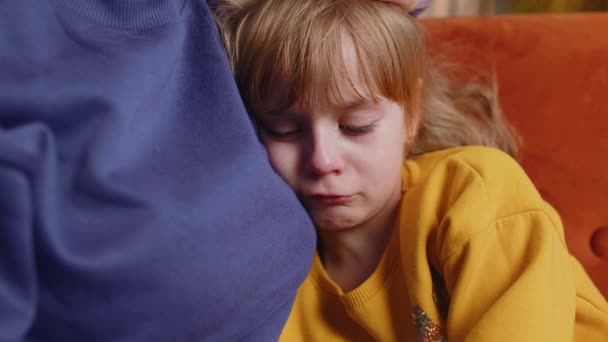 Copilul Trist Jignit Plânge Culcă Mama Acasă Violența Împotriva Copiilor — Videoclip de stoc