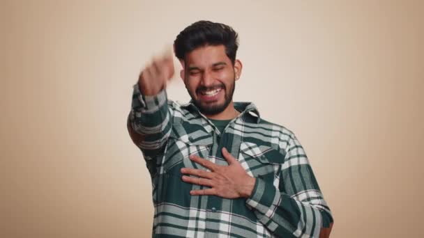 Διασκεδαστικός Μουσάτος Ινδιάνος Που Δείχνει Δάχτυλα Την Κάμερα Γελάει Δυνατά — Αρχείο Βίντεο