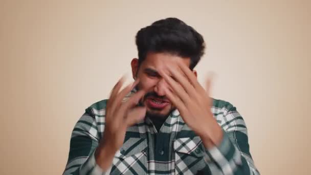 Barbuto Uomo Indiano Dita Incrociate Sensazione Disperazione Solitudine Esaurimento Nervoso — Video Stock
