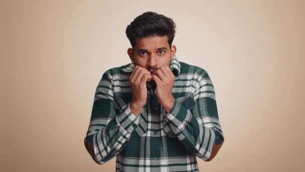 Stressato Uomo Indiano Depresso Terrorizzato Problemi Pericolo Soffrendo Fobia Disturbo — Video Stock