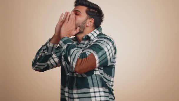 Indian Handsome Man Scream Yell Hand Mouth Greeting Hand Notices — Vídeo de Stock