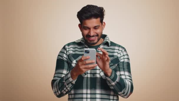 Heureux Heureux Heureux Homme Indien Joyeux Chemise Verte Utiliser Smartphone — Video