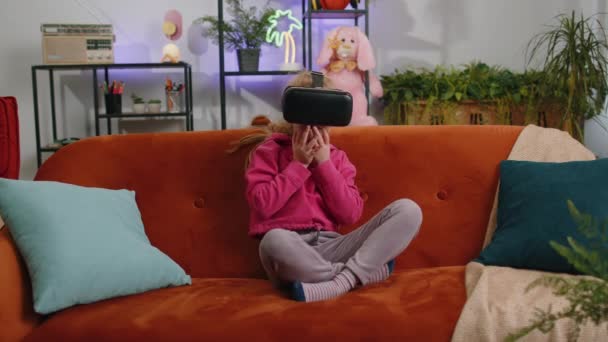 금발의 소녀는 현대의 헤드셋 헬멧을 사용하여 시뮬레이션 360 비디오 게임을 — 비디오