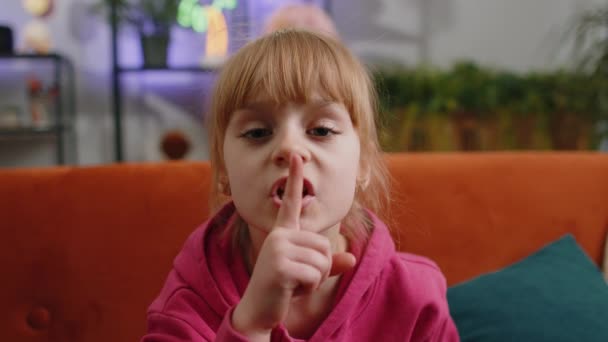 Будь Ласка Замовкни Молода Дівчинка Блондинка Натискає Індексний Палець Губи — стокове відео
