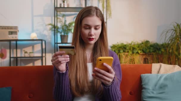Kobieta Korzystająca Karty Kredytowej Smartfona Podczas Przelewu Pieniędzy Kupuje Zakupy — Wideo stockowe