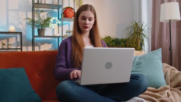 Vrouw Freelancer Opent Laptop Begint Werken Onderwijs Notebook Stuurt Berichten — Stockvideo