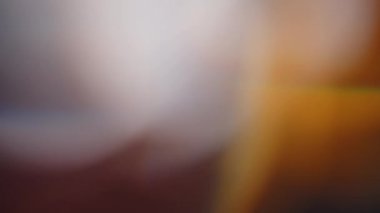 Işık sızıntısı 4K görüntüsü. Lens parlaklığı bokeh örtüleri, yanan alev arka planı. Görüntülerinizi birleştirmek, videoyu biçimlendirmek, dönüşümleri sağlamak için. Odaklanmış lamba flaş ışını etkisi. Işık titreşimleri ve ışıltı