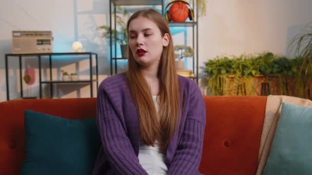 Üzgün Yalnız Genç Bir Kadın Sınıfında Oturmuş Hayat Endişelerini Düşünüyor — Stok video