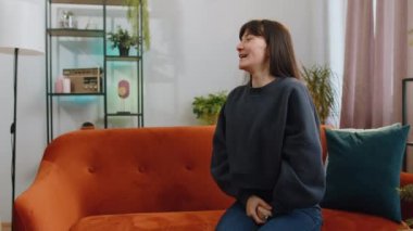 Evde yapılan hamilelik testine şaşıran iki genç eşcinsel lezbiyen kadın aile. Tüp bebek. LGBT insanları. Annelik. Mutlu kızlar bebek bekliyor, birbirlerine sarılıyorlar.
