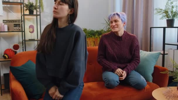 Zwei Beleidigte Lesbische Lgbt Frauen Ignorieren Einander Nachdem Sie Sich — Stockvideo