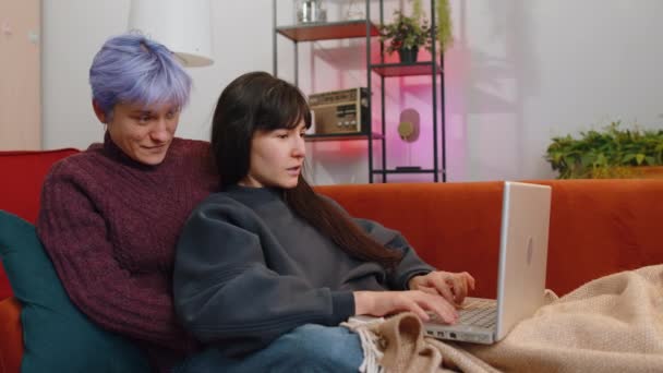 Två Lesbiska Kvinnor Familj Par Vänner Med Laptop Skrika Glädje — Stockvideo