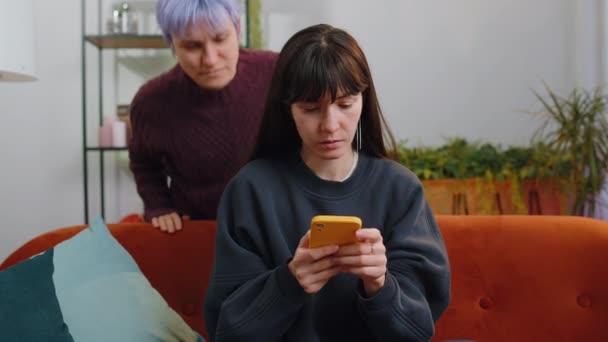 Woman Freelancer Working Smartphone Shopping Commerce Apps Her Girl Friend — Stockvideo