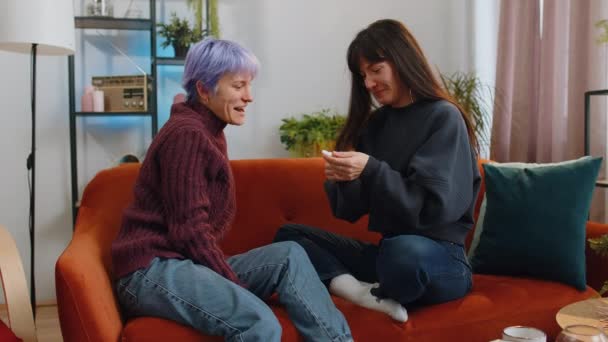 Zwei Junge Homosexuelle Lesbische Frauen Werden Heimischen Wohnzimmer Von Einem — Stockvideo