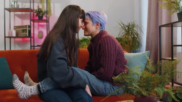 Portrett Unge Lesbiske Kvinnelige Familiepar Jenter Omfavner Hverandre Innendørs Lhbt – stockvideo