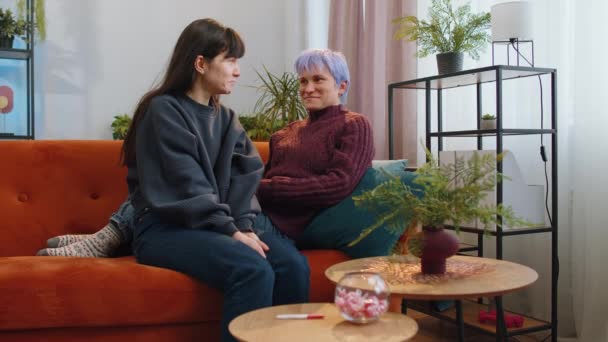 Dos Mujeres Lesbianas Familia Pareja Feliz Después Resultados Positivos Prueba — Vídeo de stock