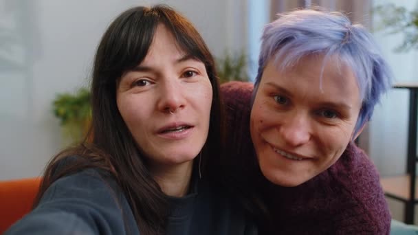 Pov Fotografió Dos Jóvenes Lesbianas Lgbt Mujeres Familia Pareja Bloggers — Vídeos de Stock