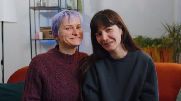 Dos Mujeres Lesbianas Jóvenes Familia Pareja Chicas Mostrando Anillos Compromiso — Vídeo de stock