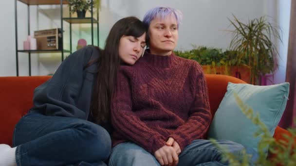 Két Szomorú Leszbikus Családi Pár Vagy Barátnő Portréja Otthon Igazságtalan — Stock videók