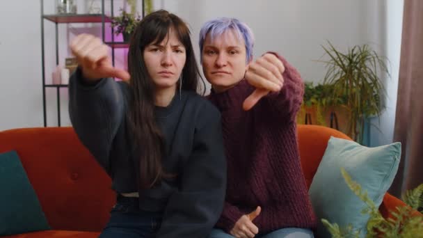 Avskyr Opprørte Lesbiske Kvinnelige Familiepar Eller Jenter Som Viser Tomler – stockvideo