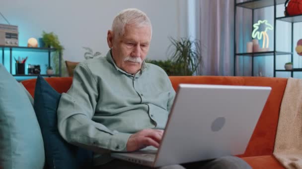 Боже Мой Здивований Старший Чоловік Користується Портативним Комп Ютером Отримує — стокове відео
