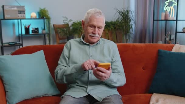 Homem Avô Sênior Feliz Usar Smartphone Móvel Digitação Navegação Dizer — Vídeo de Stock