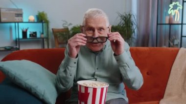 Kanepede 3 boyutlu gözlüklü bir dede patlamış mısır yiyor ve evdeki sosyal medya içerikli ilginç bir televizyon oyunu, film ve sosyal medya filmi izliyor. Eğlenen adam