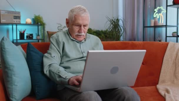 Nemulțumit Bunicul Senior Folosi Laptop Notebook Navigare Lucru Pierde Devenind — Videoclip de stoc