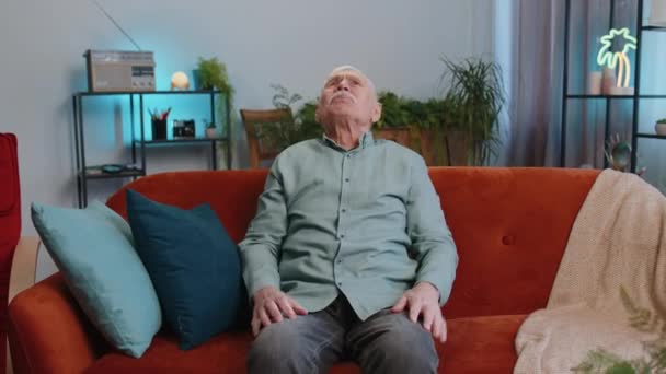 Oprava Sousedů Podrážděný Starší Muž Který Odpočívá Pohovce Zakrývá Uši — Stock video