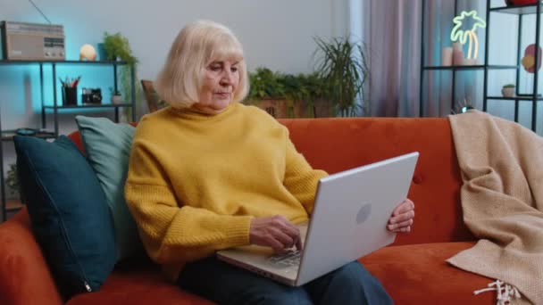 Боже Мой Здивована Старша Жінка Яка Користується Портативним Комп Ютером — стокове відео