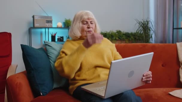 Κουρασμένη Ηλικιωμένη Γυναίκα Χρησιμοποιούν Φορητό Υπολογιστή Που Πάσχουν Από Κεφαλαλγία — Αρχείο Βίντεο