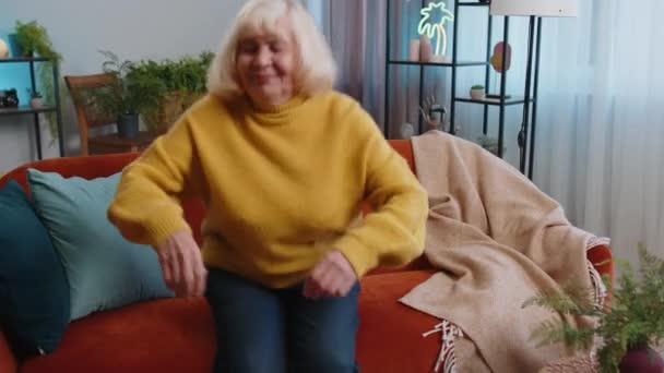 Nenek Wanita Dewasa Lelah Menikmati Bersantai Sofa Rumah Kamar Pensiunan — Stok Video