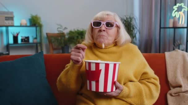 Femeie Vârstă Vârstă Ochelari Canapea Mâncând Gustări Popcorn Vizionând Interesant — Videoclip de stoc