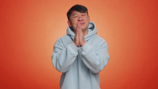 Alsjeblieft God Help Vergeef Aziatische Man Biddend Opwaarts Kijkend Wensend — Stockvideo