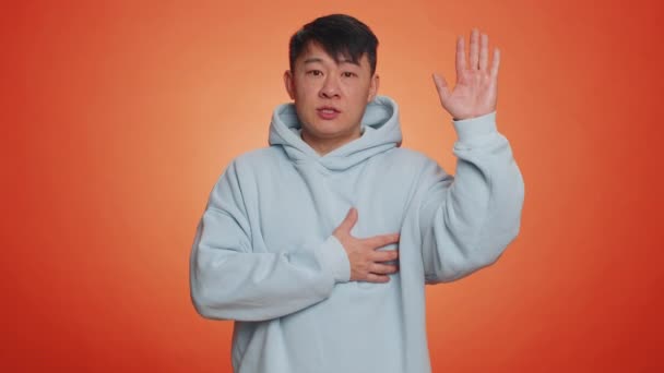 Juro Ser Honesto Sincero Responsável Asiático Bonito Homem Levantando Mão — Vídeo de Stock