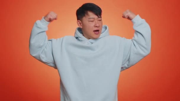 Soy Fuerte Independiente Hombre Asiático Mostrando Bíceps Buscando Confianza Sintiendo — Vídeo de stock
