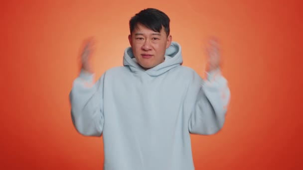 Понятия Знаю Ответа Озадаченный Невежественный Неуверенный Азиатский Красавчик Поднимающий Руки — стоковое видео