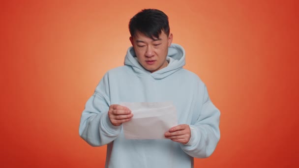 Bonito Asiático Homem Aberto Envelope Tirar Carta Sentir Feliz Chinês — Vídeo de Stock