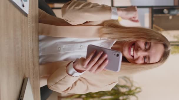 Feliz Mujer Negocios Sorprendido Trabajando Teléfono Inteligente Sorprendido Por Victoria — Vídeos de Stock