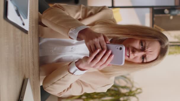 Businesswoman Jakkesæt Brug Smartphone Skrive Browsing Mister Bliver Overrasket Pludselige – Stock-video