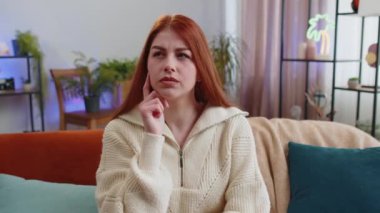 Evreka. Düşünceli, zeki, ilham verici genç bir kadın olumlu bir hareket yaptı. Yaratıcı bir plan yaptı. İyi bir fikirle heyecanlandı, ilham kaynağı oldu. Evdeki kızıl saçlı kız oturma odasında.