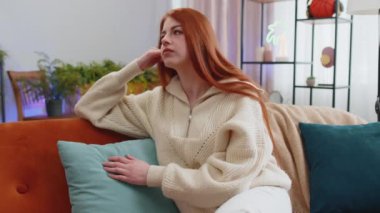 Üzgün, yalnız, kızıl saçlı bir kadın, sınıfında oturmuş, hayat endişeleri ve karşılıksız aşkın adaletsiz bir durumdan muzdarip olduğunu düşünüyor. Yalnız kız problemi dağıldı, depresyona girdi, sinir krizi geçirdi.